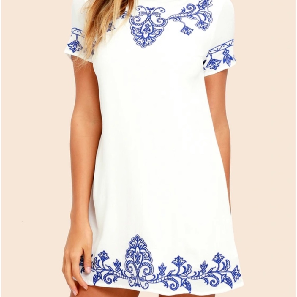Lulus White w Blue Details Dress!